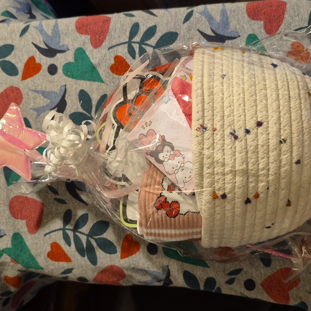 NWT 🩷 SANRIO GIFT BUNDLE 🩷 in 🎀 HELLO KITTY & FRIENDS BASKET 🎀 9 Pcs⚘️ $60R!